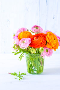 Bunter Frühlingsstrauß aus rosa und orangen Ranunkeln Bunter Frühlingsstrauß aus rosa und orangen Ranunkeln